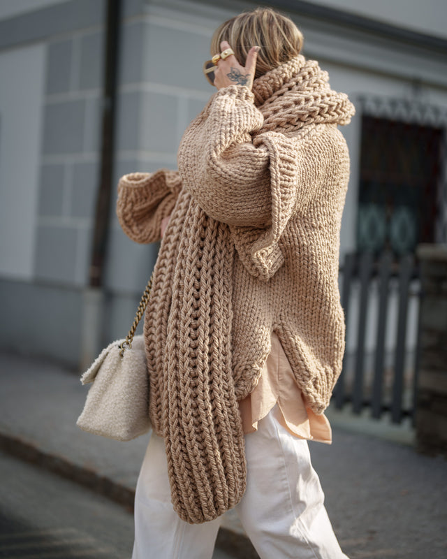 Beige Monochromatic Style